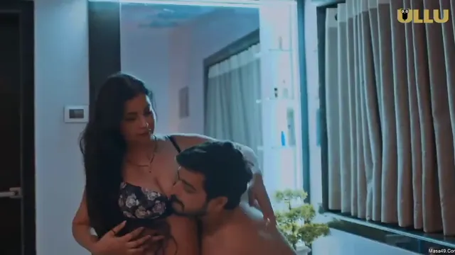 Escena de sexo caliente de la serie web india - Actriz cachonda se vuelve loca