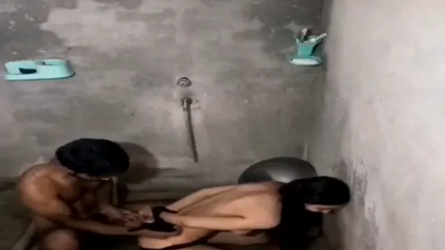 Vecina paquistaní follada en el baño - Desi Padosi Ki Chudai