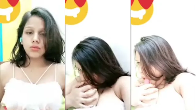 Horny Desi Girl Shows Boobs on Video Call - Viral MMS Leaked