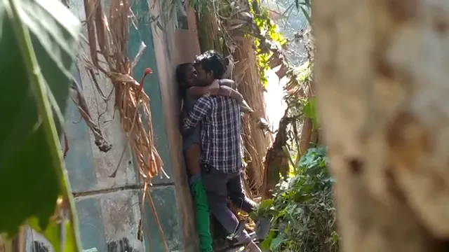 Pasangan India Tertangkap Bercinta Di Depan Umum - Rekaman Kamera Mata-mata Viral