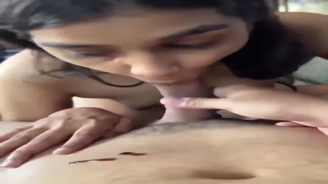 초콜릿 크림 입으로 - 호색한 여자 친구는 달콤한 치료처럼 크림 덮인 수탉을 먹는다
