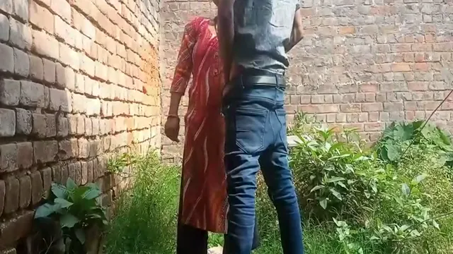 Gorąca Bhabhi zerżnięta przez wiejskiego chłopca za domem - dziki seks Desi na świeżym powietrzu