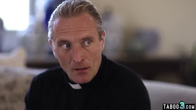 Prete scopa anale il parrocchiano - Distruzione del culo della chiesa proibita