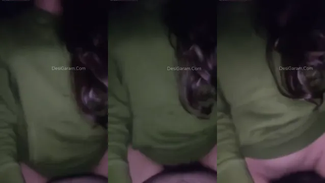호색한 인도 소녀는 거시기를 타고 큰 소리로 신음하며 무거운 호흡 Desi 섹스