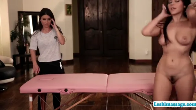 Valentina Nappi insegna a Serena Blair i segreti del massaggio per leccare la fica