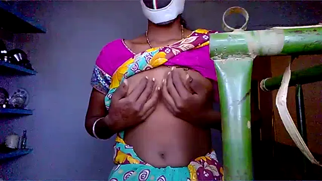 Indiase huisvrouw amateur naakt live cam - geile desi MILF bloot op webcam