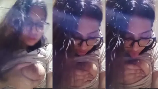 Ragazza Desi arrapata succhia le tette MMS - Video virale di Ragazza Desi arrapata succhia le tette