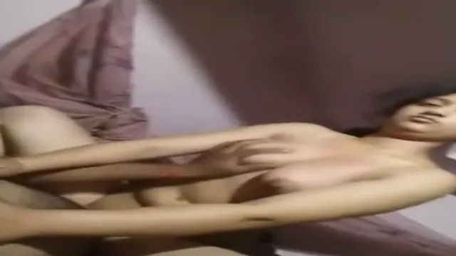Novia montando la polla de su novio - Intensa sesión de sexo en el dormitorio