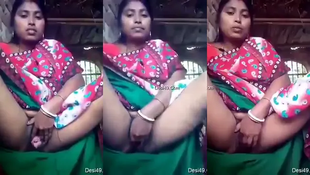 Masturbação de mulher da vila indiana - Bhabhi com tesão brincando com sua buceta rosa
