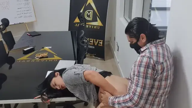 사무실에서 상사와 섹스 비디오