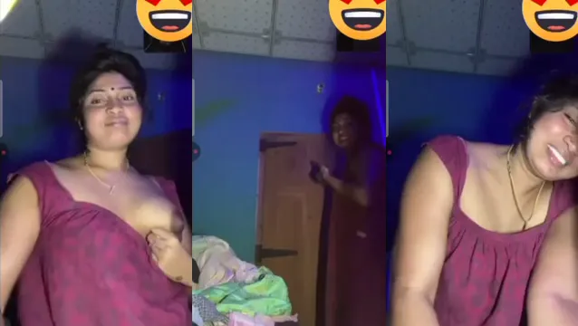 Pokaz cycków Village Bhabhi podczas rozmowy wideo XXX - gorąca Desi koszulka nocna