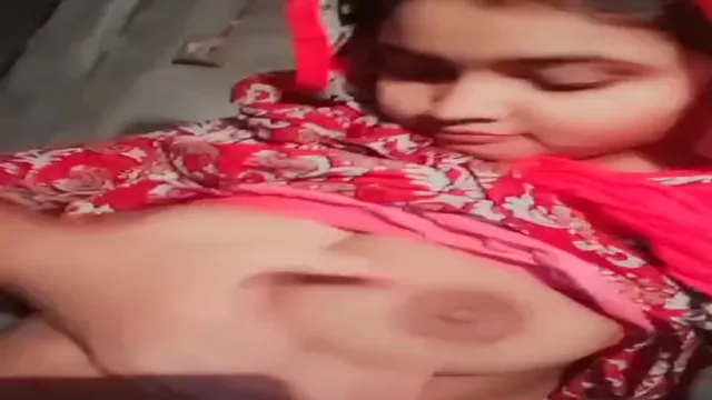 Indian Village Girl Shows Prsa - Horny Desi Girl Tření Pussy in Fields