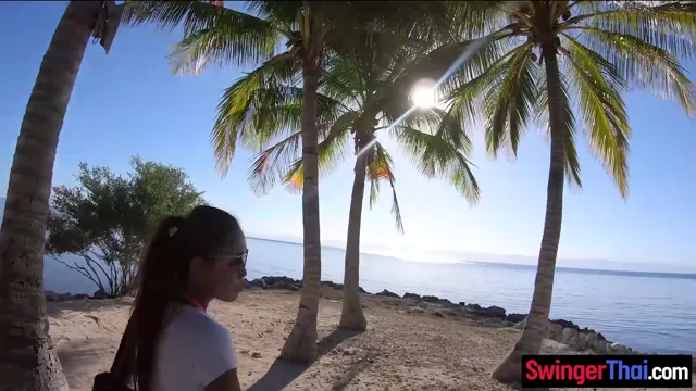 Sexo na praia com namorada tailandesa - foda selvagem ao ar livre com namorado europeu