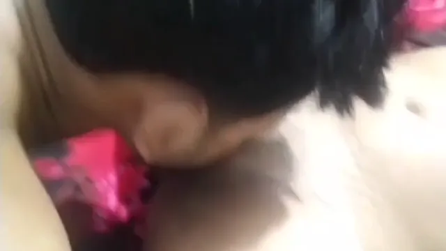 ভারতীয় দম্পতি বুবস প্রেস ব্লোজব - সেক্সি গার্লফ্রেন্ড প্রেমিকের হার্ড ডিক চুষেছে