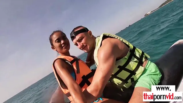 Thaise tiener BWC pijpbeurt op jetski - buiten openbaar oraal plezier