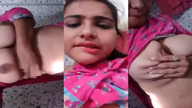 Banyo Kızı Göğüsleri ve Kediyi Gösterir - Süper Azgın Teşhirci Tease