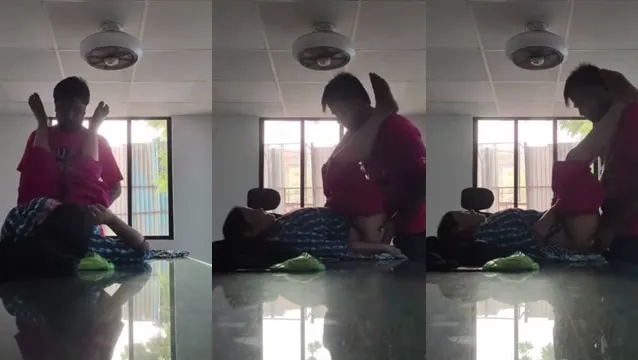 Geile bedrijfsbaas neukt kantoormeid op tafel na dienst - Desi gelekte seks