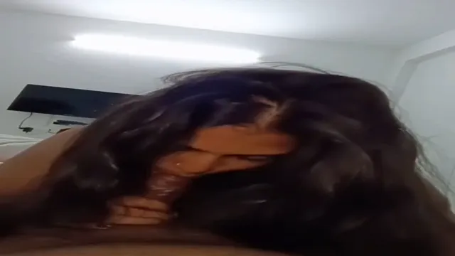 Tombul Otel Oral Seks - Çıplak Hintli Kız Bir Profesyonel Gibi Berbat