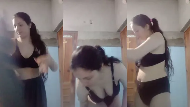 Hot Desi MILF Removes Clothes Showing - Viral Leaked Strip Tease