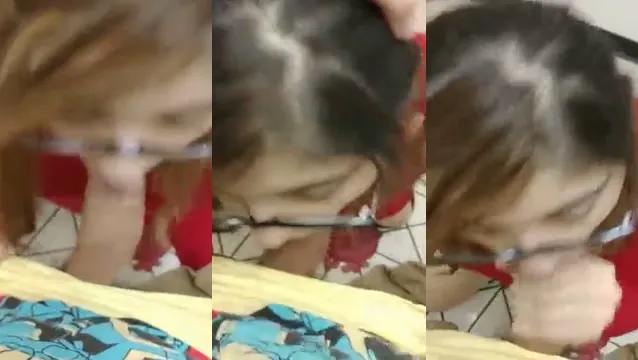 Ragazza con gli occhiali si inginocchia in bagno - pompino al centro commerciale segreto con un grosso cazzo