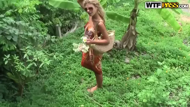 Nymphes de vacances minces - Trio sauvage avec des garçons aléatoires