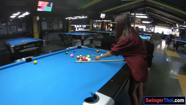 Massaggio e pompino con ragazza tailandese del bar - La MILF dal culo grosso Lily Koh fa un gola profonda a un cazzo enorme