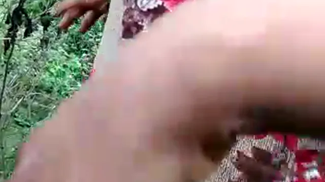 Young Indian Maid Outdoor Blowjob Viral - Desi Maid XXX Masti