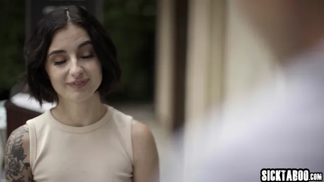 Il cliente del cazzo grosso ordina una piccola adolescente anale - Lucky Fate scopa il culo stretto di Stevie Moon