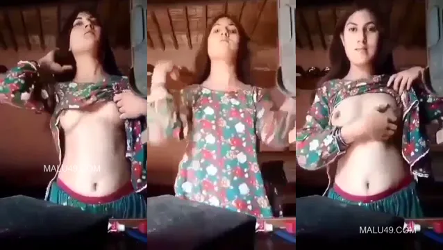 Desi Girl Shows Her Boobs - Viral Indian Desi Porn Video