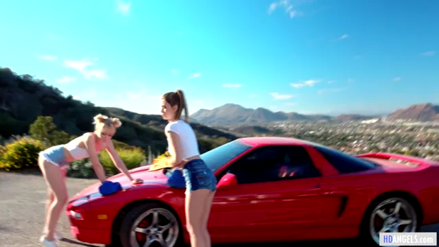 Lavage de camion entre filles - Chloé et Jill deviennent savonneuses et excitées