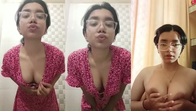 Le tette di una ragazza timida spingono fuori la lingua dal vivo - La ragazza timida stuzzica il bagno nuda 🔥