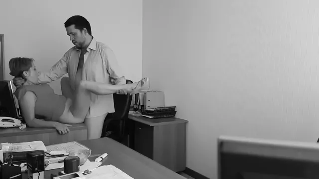 Ofis Müdürü İşvereni Masada Sikiyor - Gizli Web Kamerası Kaydı