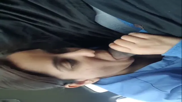 Desi Car Blow - Ragazza indiana succhia il grosso cazzo dell'autista in un veicolo in movimento