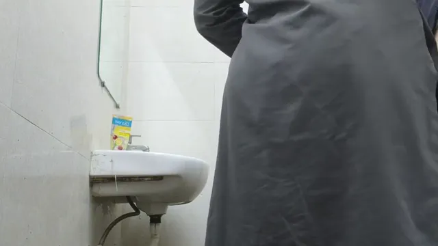 Hot Desi Wife Fucked By Office Manager In Abroad Washroom - Viral Leaked Video