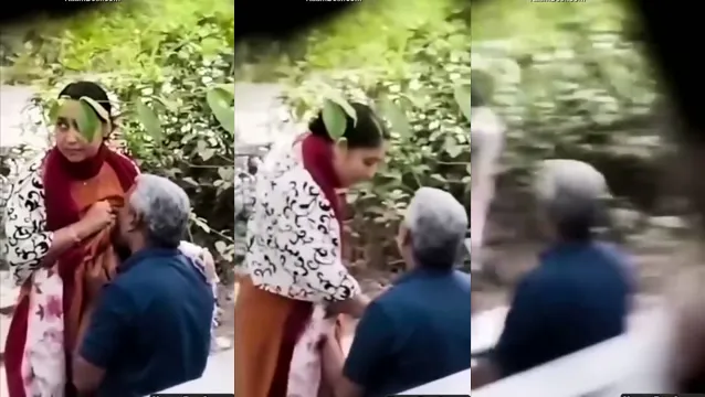 Oude Indiase oom zuigt de borsten van een jong Desi-meisje - Krankzinnige Desi virale video