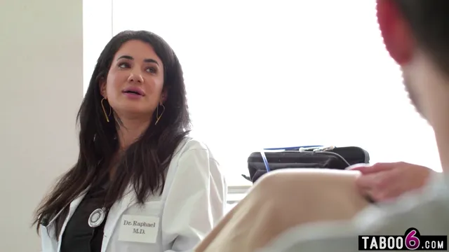 Latin MILF Doktor Ofisinde Döller - Kadın Doktor ile Vahşi Tıbbi Fetiş Orgazm