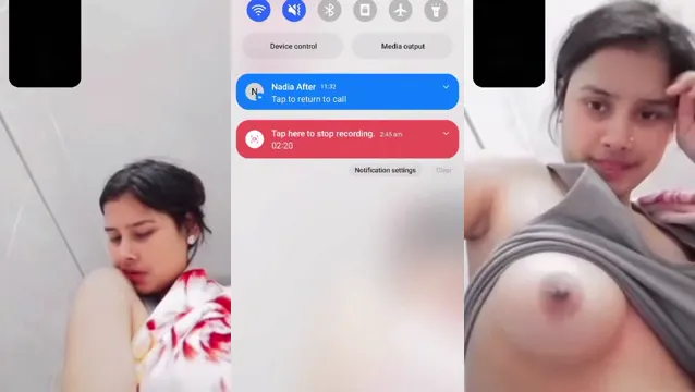 Sevimli Desi Kız Göğüslerini Gösteriyor - Sevimli Desi Kızın Göğüslerini Görün