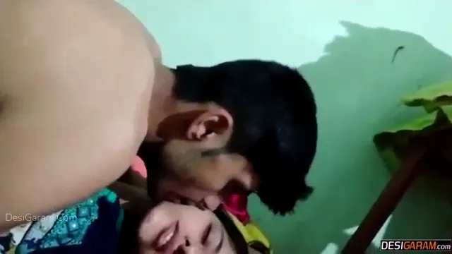 Watch Jeune couple de pays Desi défoncé dans une chambre à coucher - Séance intense en levrette full viral video leaked