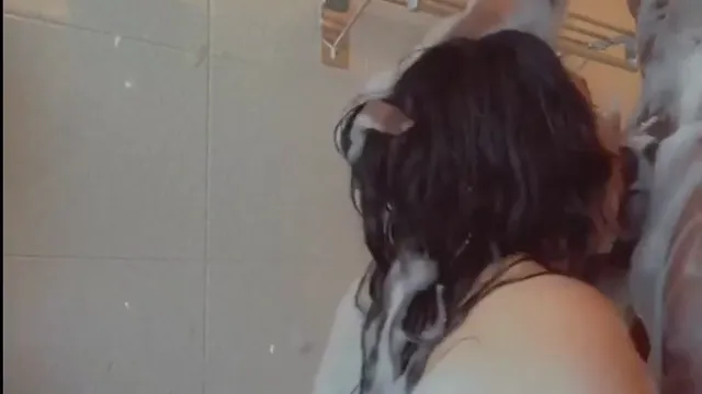 Indischer Pärchen-Badezimmersex MMS – Geile Freundin Deepthroats Großen Schwanz!