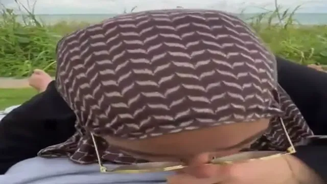 Söt Hijabi-tjej Bästa vän Utomhusavsugning - Viral Desi Garden Sex