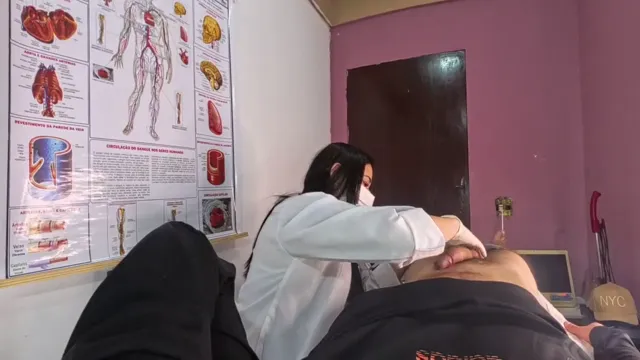 अचानक लिंग खड़ा होने से नर्स चौंक गई - मेडिकल क्लिनिक आश्चर्य