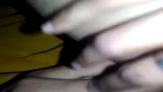 Virgin Girl ukazuje příteli, kde je její panenská blána - Hindi Talking Educational Clip