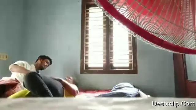 Village Aunty Sex Scandal - Une tante du village suce un adolescent en vidéo chaude