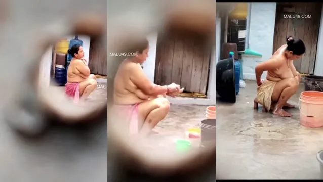 Desi Aunty Outdoor Bathing Captured - Hot Leaked MMS Video