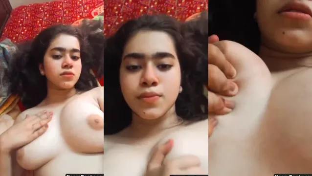 Geiles Desi-Mädchen zeigt Brüste - Sehen Sie sich die Brüste eines geilen Desi-Mädchens an