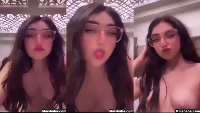 La sexy ragazza desi prende in giro le tette - virale a casa in solitaria