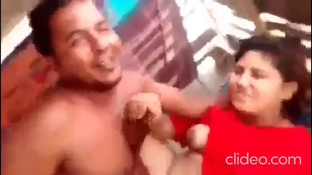 Echte Indiase sekscompilatie - Vriendin wordt geneukt terwijl vrienden lachen en opnemen