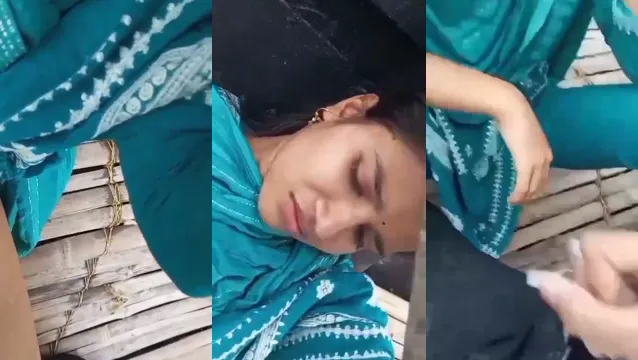 দেশি GF লোমযুক্ত কালো গুদ চোদা - BF Jerks হট কাম সারা তার উপর