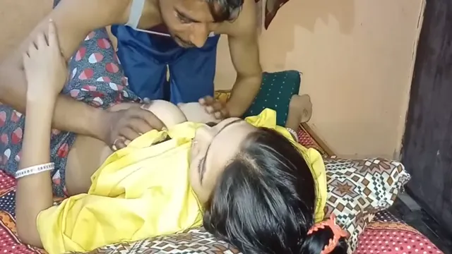 Esposa india follada nocturna - El marido se folla a la esposa con curvas después de que la familia duerme