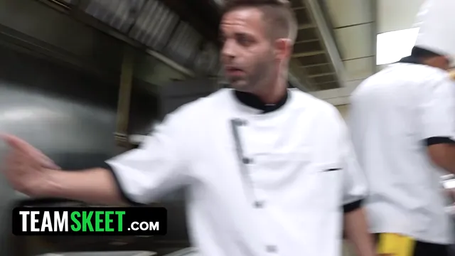 Restaurantserveerster neukt keukenpersoneel POV - Rondborstige meid neemt het hele team op zich